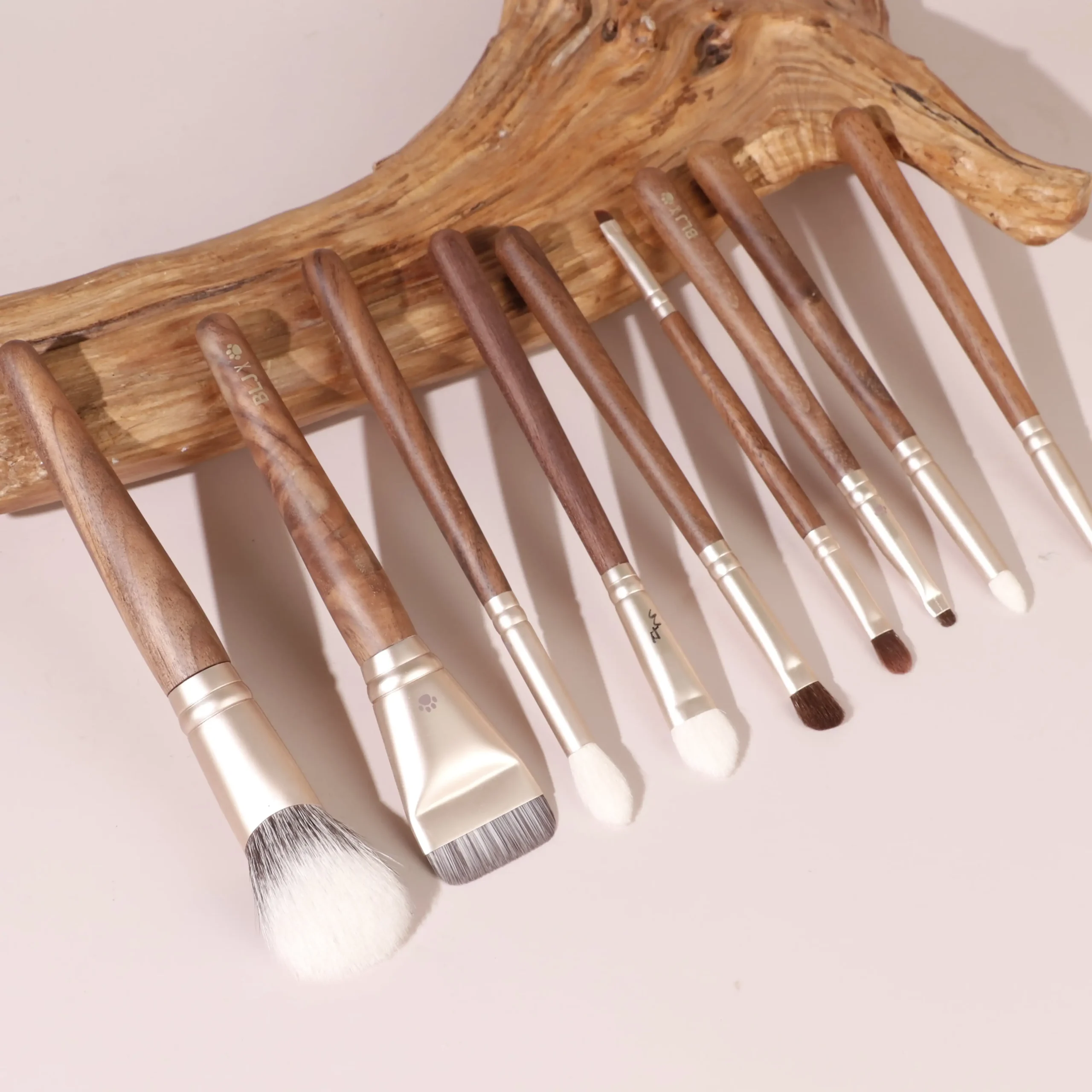 H1d2aecb165f24a14b4402a5fafe67c05d.webp Professional Makeup Brush Set, High-Quality Brushes for Foundation Blush Eyeshadow, Wholesale Makeup Tools from China - Image 1