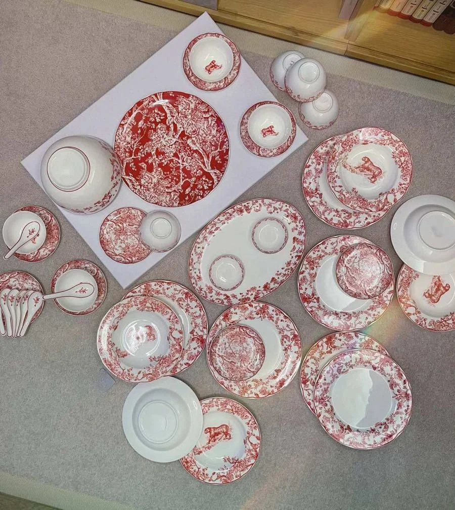 Hefba04ecff6d4e20a11954b9db6ddfd76.webp New Product European Style 41pcs Red Deluxe Bone China Dinner Set - Image 1